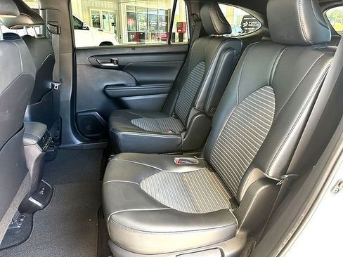 Used 2021 Toyota Highlander XSE AWD/4WD image 19