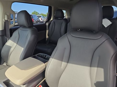 New 2026 Kia Carnival FWD image 22