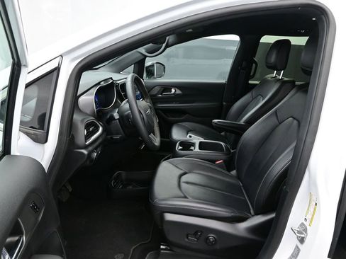 Used 2025 Chrysler Pacifica Select image 13