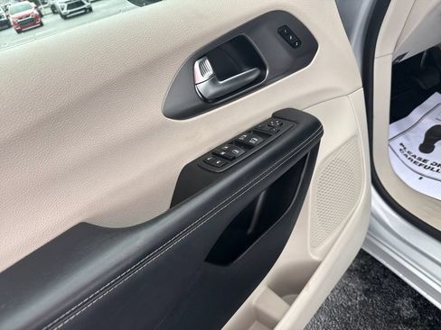 Used 2023 Chrysler Pacifica Touring-L FWD image 13
