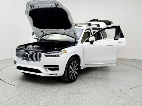 Used 2023 Volvo XC90 B5 Plus image 9