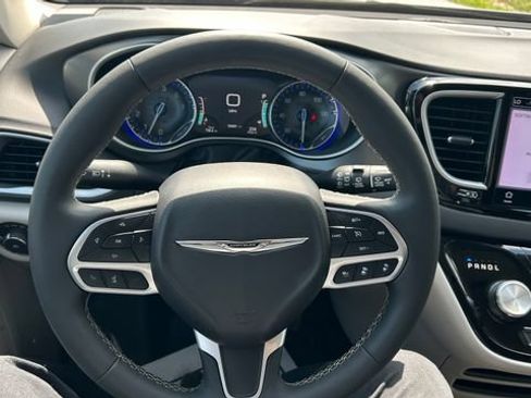 Used 2024 Chrysler Pacifica Touring-L FWD image 20