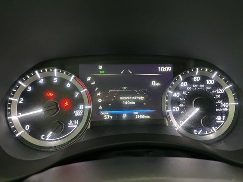 Used 2024 Toyota Highlander XLE AWD/4WD image 9