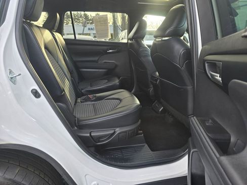 Used 2023 Toyota Highlander XSE image 11