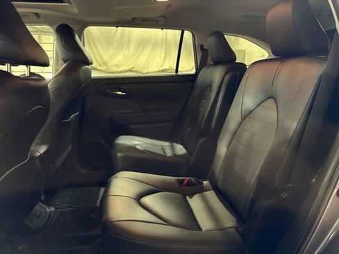 Used 2024 Toyota Highlander XLE AWD/4WD image 22