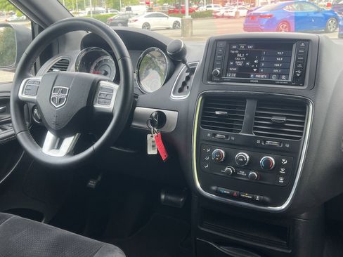 Used 2015 Dodge Grand Caravan SE w/ Quick Order Package 29E SE FWD image 4