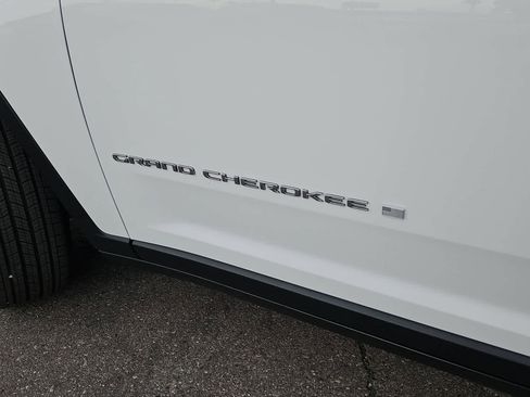 Used 2023 Jeep Grand Cherokee Limited image 13