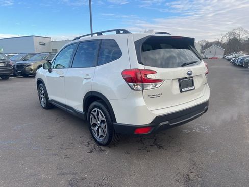 Used 2023 Subaru Forester Premium image 3