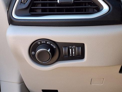 Used 2020 Chrysler Voyager Lxi image 17