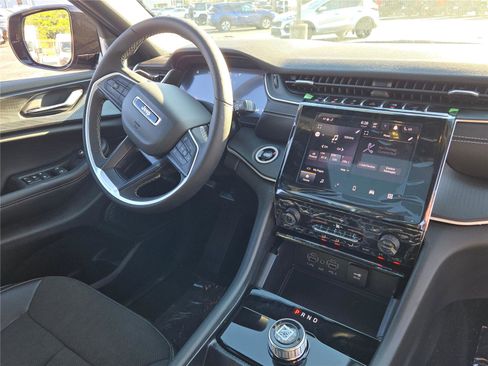 New 2025 Jeep Grand Cherokee Altitude image 8