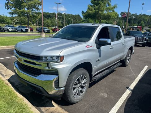 Used 2022 Chevrolet Silverado 1500 LT AWD/4WD image 2