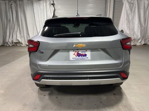 Used 2025 Chevrolet Trax LT w/ LT Convenience Package image 6