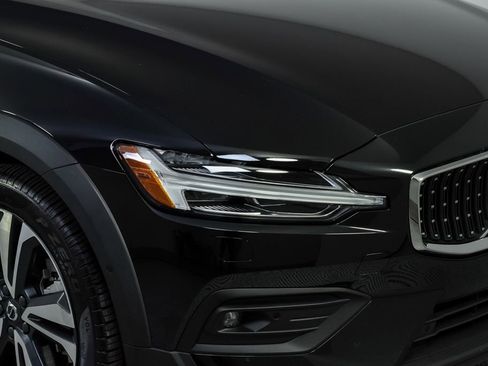 Certified 2024 Volvo V60 B5 Cross Country Plus image 39