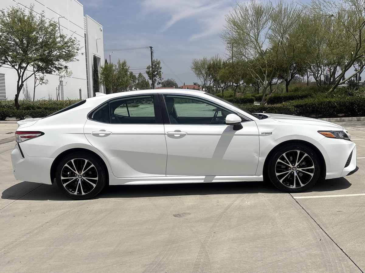 Used 2020 Toyota Camry SE w/ Carpet Mat Package FWD image 2
