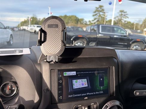 Used 2018 Jeep Wrangler Unlimited Sahara image 15