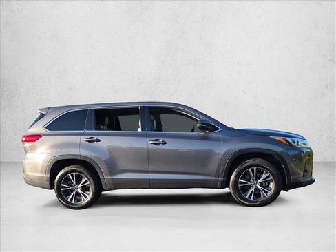 Used 2018 Toyota Highlander Plus FWD image 4