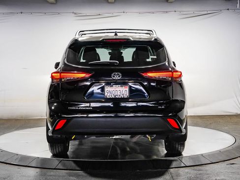 Used 2022 Toyota Highlander XLE FWD image 3