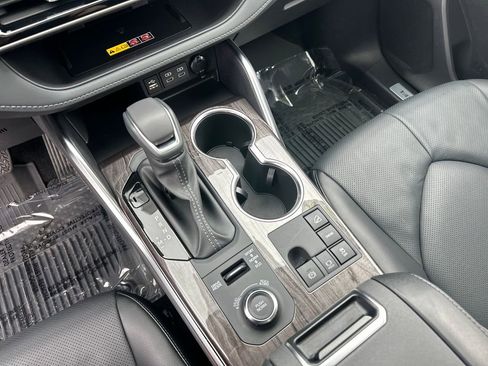 Certified 2025 Toyota Highlander Limited image 24