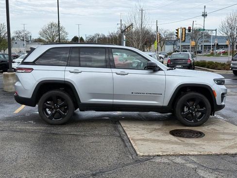 Used 2024 Jeep Grand Cherokee Altitude AWD/4WD image 2