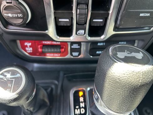 Used 2025 Jeep Wrangler Unlimited Rubicon AWD/4WD image 40