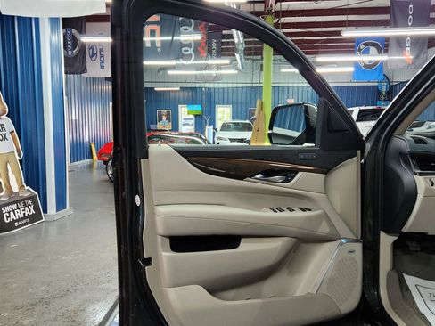 Used 2020 Cadillac Escalade Luxury w/ LPO, Radiant Package image 7