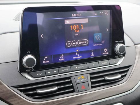 Used 2025 Nissan Altima 2.5 SV FWD image 3