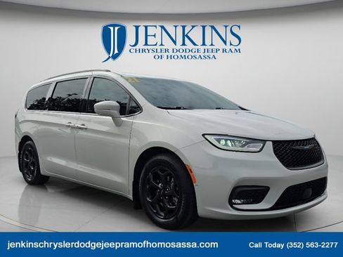 Used 2021 Chrysler Pacifica Touring-L w/ Uconnect Theater Family Group FWD image 1