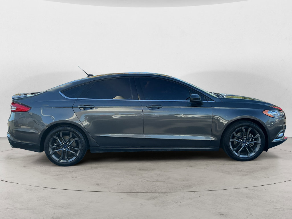 Used 2018 Ford Fusion SE w/ Equipment Group 201A FWD image 7