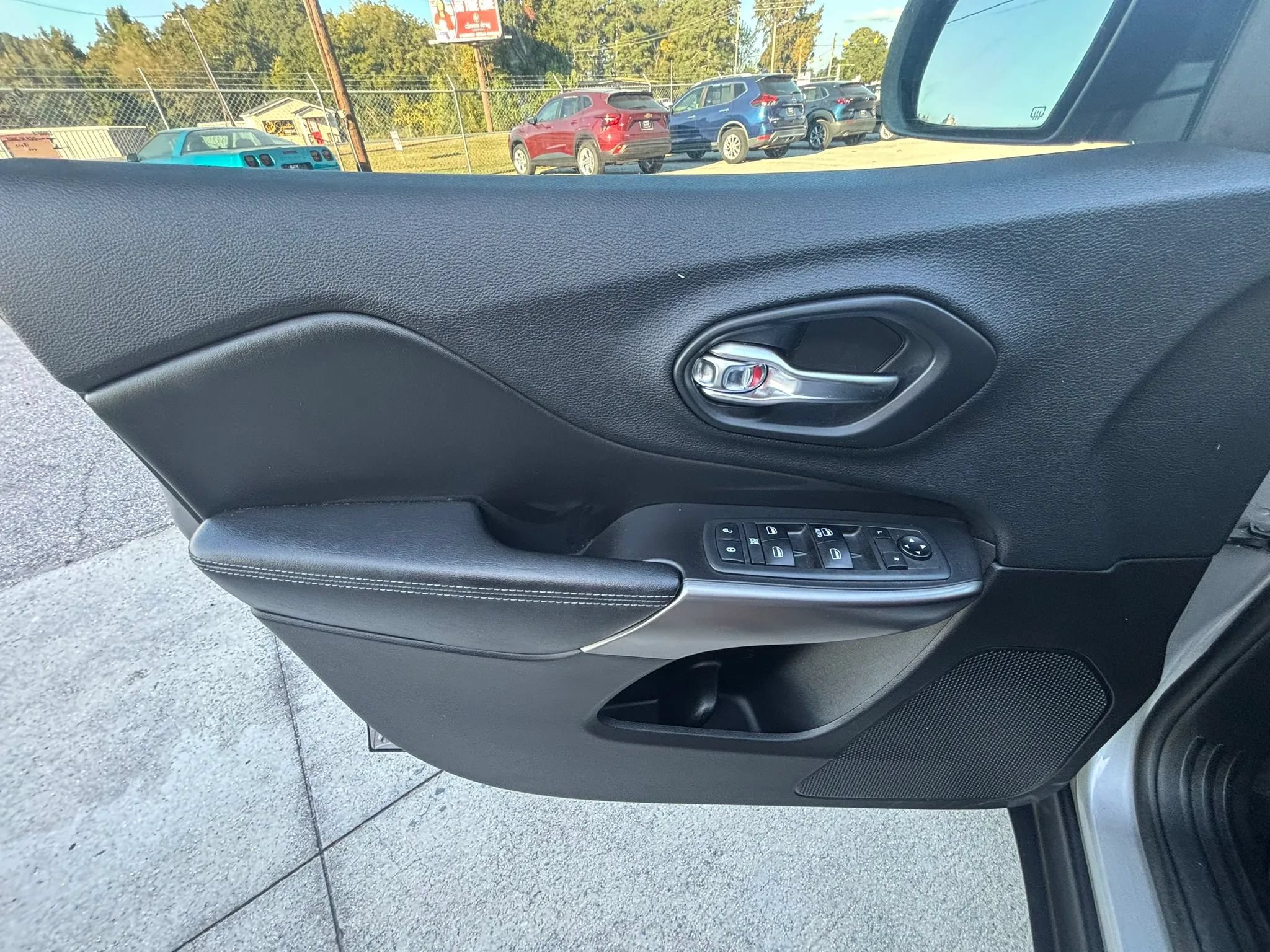 Used 2019 Jeep Cherokee Latitude w/ Popular Appearance Group FWD image 23