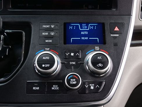 Used 2017 Toyota Sienna Limited Premium image 22