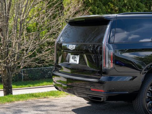 Used 2025 Cadillac Escalade Sport Platinum w/ LPO, ONYX Package image 11