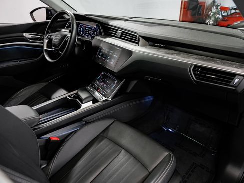 Used 2021 Audi e-tron Premium Plus w/ Premium Plus Package AWD/4WD image 28