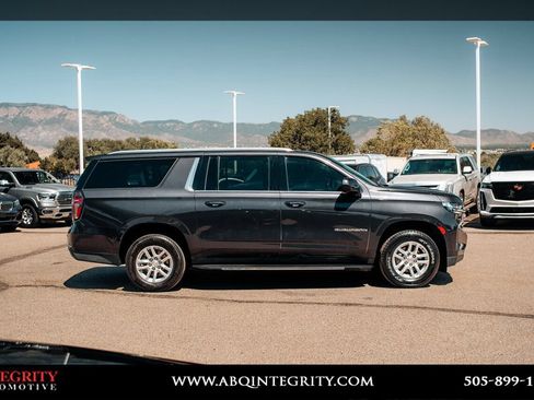 Used 2024 Chevrolet Suburban LT RWD image 8