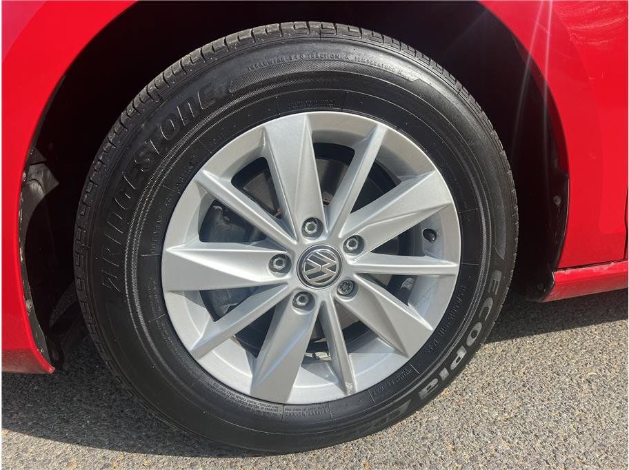Used 2016 Volkswagen Golf 4-Door FWD image 9
