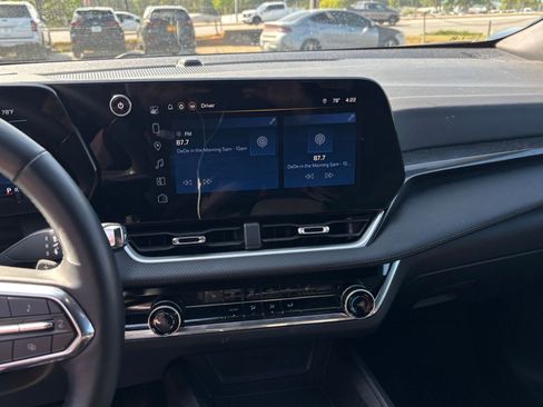 Used 2025 Chevrolet Equinox LT image 23