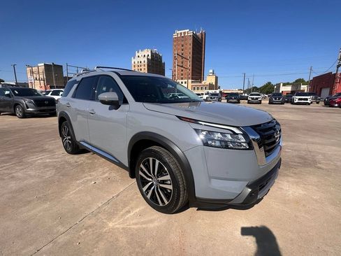 Certified 2025 Nissan Pathfinder Platinum AWD/4WD image 11