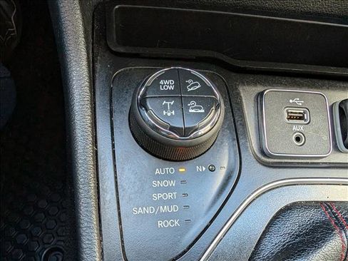 Used 2019 Jeep Cherokee Trailhawk w/ Comfort/Convenience Group image 38