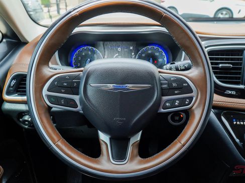 Used 2017 Chrysler Pacifica Limited image 32