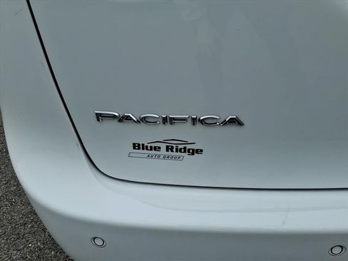 Used 2024 Chrysler Pacifica Touring-L FWD image 6