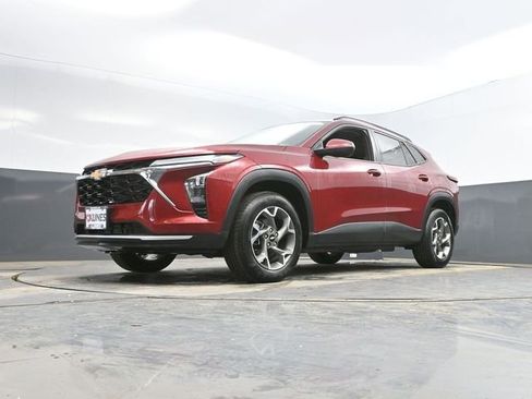 Used 2025 Chevrolet Trax LT FWD image 42
