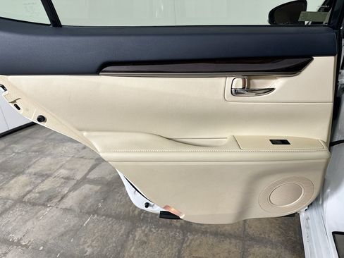 Used 2014 Lexus ES 350 w/ Luxury Package FWD image 28