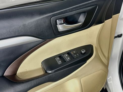 Used 2019 Toyota Highlander XLE FWD image 15