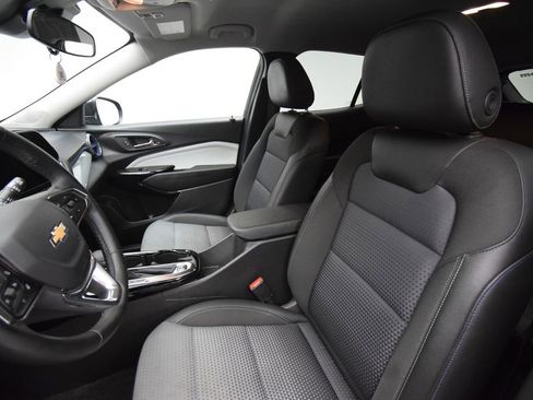 Used 2025 Chevrolet Trax LT w/ LT Convenience Package FWD image 17