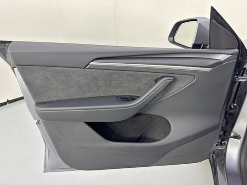 Used 2025 Tesla Model Y Long Range image 41