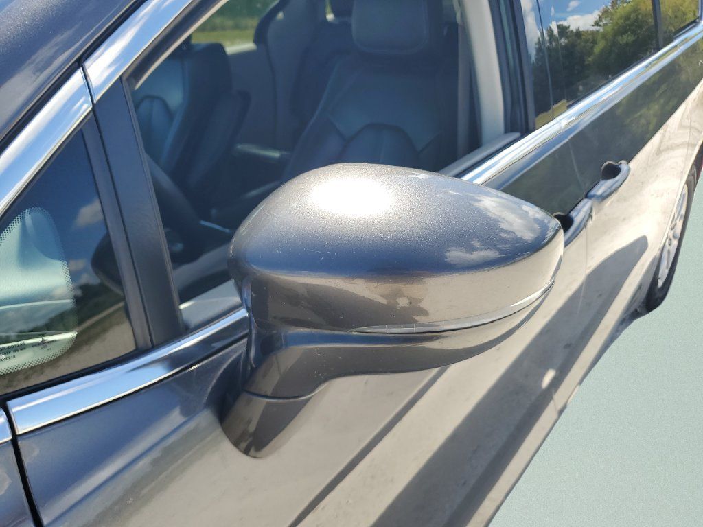 Used 2022 Chrysler Pacifica Touring-L FWD image 26