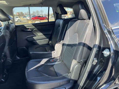 Used 2023 Toyota Highlander XLE image 24