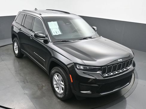 Used 2024 Jeep Grand Cherokee Laredo AWD/4WD image 45