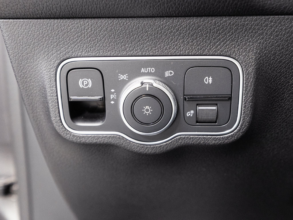 Used 2023 Mercedes-Benz EQB 300 4MATIC image 9