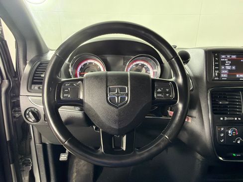 Used 2020 Dodge Grand Caravan SE FWD image 11