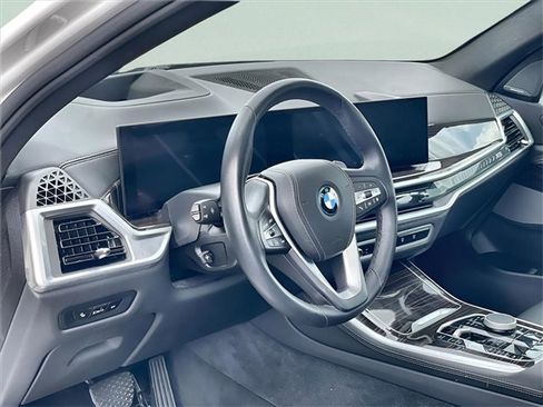 Used 2025 BMW X5 xDrive50e image 2